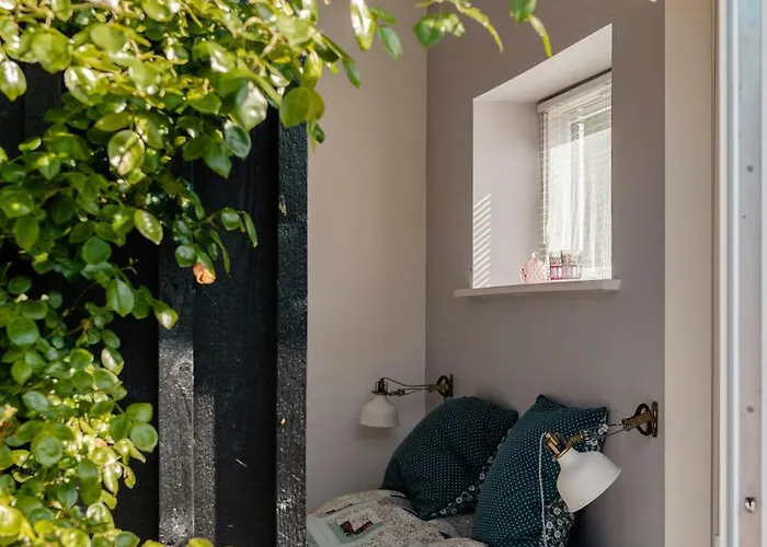 Birdsong In Courtyard And Garden For Kids Hébergement de vacances *