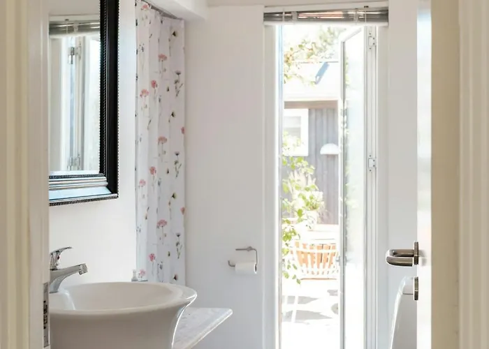 Birdsong In Courtyard And Garden For Kids Hébergement de vacances *