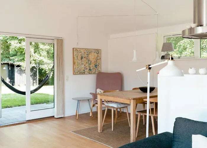 Birdsong In Courtyard And Garden For Kids *